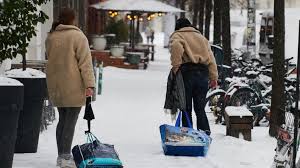 Im song entscheidet sie sich dazu, sie selbst zu sein und lässt damit die vergangenheit hinter sich. Wer Muss Raumen Fussganger Eiern Uber Schnee Eis Flickenteppich Rbb24