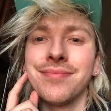 Carmen Decker's Instagram, Twitter & Facebook