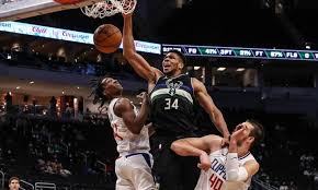Asyllipto poster karfoma tou gkrifin ston antetokounbo Mpaks Klipers Trelo Karfwma Toy Giannh Ekane Poster Dyo Paiktes Mpasket Nba Sport Fm Gr Bwinspor Fm 94 6