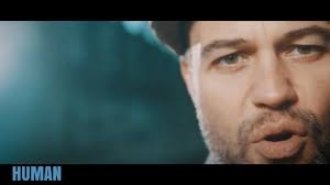 Human hitiyle milyonlara ulaşan rag'n'bone man, toplumun dışına itilmiş gençlere müzik alanındaki potansiyellerini ortaya çıkarabilmeleri için yol gösteriyor. Human Cover Parodie Studiotechniker Nullinger Rag N Bone Youtube
