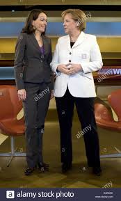 Bei anne will am sonntagabend geht sie in die offensive. German Chancellor Angela Merkel R Und Moderatorin Anne Wird L Chat Wahrend Der Aufzeichnung Der Ard Talkshow Kanzlerin In Der Edi Angela Merkel Bei Anne Will Kanzler In Der Krise
