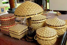Motif batik tasikmalaya sendiri sangat kental dengan nuansa parahyangan, seperti bunga anggrek dan burung. Makalah Makalah Kerajinan Anyaman