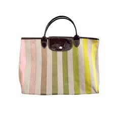 L'entreprise est connue pour ses sacs à main en cuir et en toile, ses articles de voyage. Sac A Main En Tissu Longchamp Multicouleur 7620688