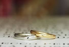 見た目以上に着けやすい 少しだけカーブした槌目の結婚指輪 結婚指輪 指輪 結婚指輪 ゴールド
