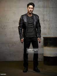 South Piloto Episode 101 Pictured Alice Braga As Teresa Queen Of The South Good Looking Men Poses For Men