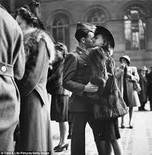 Black And White Romance Movies These 20 Romantic Vintage Photos Of Military Kisses From The 1940s Will Take Your Breath Away Alfred Eisenstaedt Robert Doisneau Vintage Photos