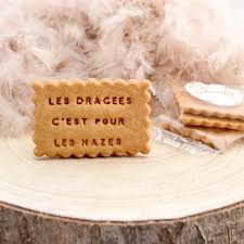Votre boîte à biscuits personnalisée est conçue pour garder vos friandises fraîches et apporter à votre cuisine un accessoire de décoration unique. Les Dragees C Est Pour Les Nazes Biscuits Personnalises Mariage Cadeau Invites Shanty Biscuits Mariage Gourmand Cadeau Invite Mariage Mariage