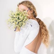 Insgesamt 368.500 euro stehen auf unserem imaginären kassenzettel, addiert man allein die preise von kleid und schmuck. Stella Mccartney Diese Hochzeitskleider Sehen Aus Wie Meghans Cosmopolitan