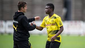 12 yaşında olmasına rağmen fiziğiyle en az 18 gösteren oyuncu moukoko, sebastian geppert yönetimindeki dortmund u17 takımıyla başarıdan başarıya koşuyor. Youssoufa Moukoko Bvb Wunderkind Im Video Ist Er Wirklich Erst 12 Jahre Alt Express De