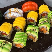 Rainbow Sushi Tuna Avocado Inside Mango Outside Spicy Tuna Inside Avocado Outside Recettes De Cuisine Cuisine Asiatique Recette Sushi Maison