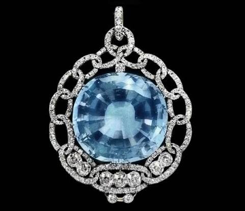 It had not been long since the death of the Dowager Empress Maria Feodorovna  in October 1928, when Grand Duchess Xenia Alexandrovna decided to sell her  mother's jewelry. It is known that