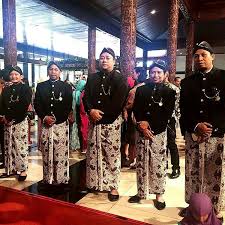 Sewa Baju Adat Dayak Kalimantan Barat Di Jakarta Hub Hp Wa 085211711318 Dayak Kepuak Hub 085211711318 Atau 081297046330 Sew Kebaya Jawa Beskap Jawa Jakarta