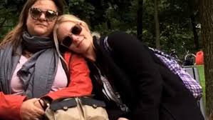 Ο τρόπος με τον οποίο δύο στοιχεία συνδέονται μεταξύ τους. Gene8lia Elisabet Kwnstantinidoy Oi Eyxes Ths Kollhths Celebrities Eidhseis