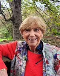 Psychologue et psychanalyste, Diane Drory a conçu les cahiers éducatifs de  la série "𝑮𝒓𝒂𝒏𝒅𝒊𝒓 𝒂𝒗𝒆𝒄 𝒍𝒆𝒔 𝑺𝒄𝒉𝒕𝒓𝒐𝒖𝒎𝒑𝒇𝒔". Elle  revient sur les évolutions de l'éducation, qu'elle perçoit auprès des  enfants et des parents