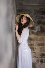 Áo dài là loại trang phục được cách tân từ áo ngũ thân lập lĩnh(cổ đứng) của việt nam trong thời kỳ tây hóa, còn gọi là áo tân thời. Thi Sinh Hoa Háº­u Em ChÆ°a 18 Ä'Æ°á»£c Khen Máº·c Ao Dai Tráº¯ng Ä'áº¹p Nháº¥t