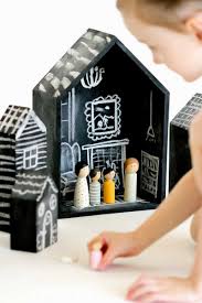 21 Idees Creatives Pour Utiliser La Peinture A La Craie Chez Soi Du Plaisir Assure Avec La Peinture Ardoise Diy Tableau Noir Maison De Poupee En Carton Et Jouet A Fabriquer