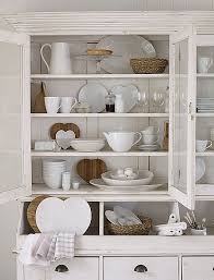 Alacena Blanca Con Objetos Ceramicos Y Madera Decoracion Decoracion De Cocina Decoracion De Cocinas Rusticas Vitrinas