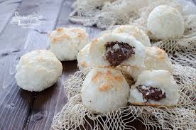 Piccoli dolcetti a base di cocco e ricoperti da una glassa deliziosa, la burro 100 gr alchechengi 12 vanilina 1 pizzico lievito in polvere 1 pizzico latte di cocco 1 cucchiaio zucchero a. Pasticcini Al Cocco E Nutella La Ricetta Con 4 Ingredienti Dolci