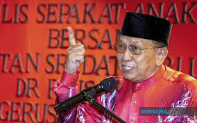 Rais taking his oath as a senator at the dewan negara today. Bernama New Party Will Only Divide Malays Further Rais Yatim