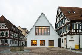Na Stredovekem Namesti Maleho Nemeckeho Mestecka Zari Novotou Budova Restaurace Das Waldhorn Na Pohled Pusobi Jako Ve In 2020 House Roof Timber Structure Architecture