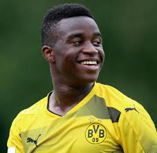 Mein eigenen fussballplatz bauen mit freundin! Bvb Wunderkind Youssoufa Moukoko Erzielt Doppelpack Gegen Schalke 04 Welt