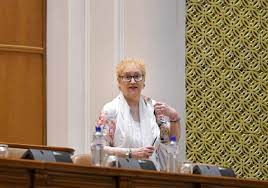Io chiar o să mă duc acasă, o să mă privesc în oglindă și cred că am funcționat cu demnitate în această funcție. View 29 Renate Weber Cv