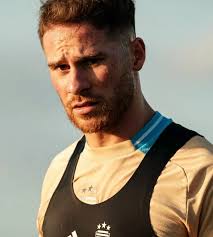 Which one is better signing ✌️✌️