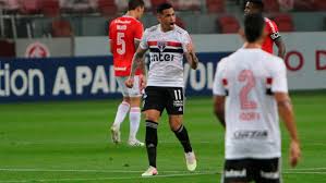Peglow (internacional) right footed shot from outside the box is high and wide to the right following a set piece situation. Apostas Cotacoes Para Sao Paulo X Internacional Lance