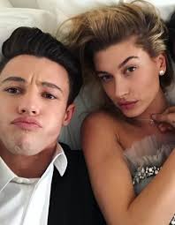 Após revelação de namoro com Hailey Baldwin, fãs de Shawn Mendes resgatam  fotos e tweets antigos e questionam sua sexualidade