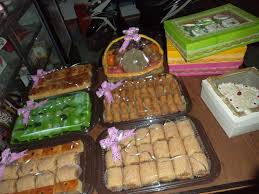 Hantaran lamaran pernikahan merupakan acara membawakan bekal untuk dihadiahkan kepada calon istri ketika pemberian hadiah hantaran pernikahan makanan berupa sayuran, buahan dan hasil panen lain sebagai simbolis mampu. 49 Hiasan Kue Untuk Hantaran Koleksi Spesial