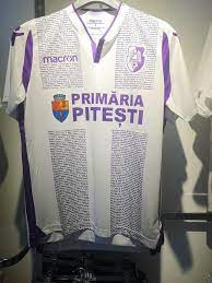 Fanii lui fc argeş au căutat să facă din această ieşire a lui săndoi un prilej de a scoate în evidenţă determinarea acestuia şi gestul de nescăzut. Tricou Original De Joc Varianta Alba Fan Shop Fc Arges Facebook
