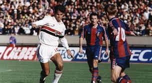 Após derrotar o newell's old boys, da argentina, na libertadores, em uma disputa de pênaltis, o time de telê santana bateu o barcelona por 2 a 1 e se consagrou campeão. Band Ira Reprisar Sao Paulo X Barcelona Decisao Do Mundial De 1992 Mkt Esportivo