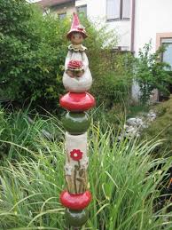 Wunderschone Stele Aus Weissem Ton Mit Rot Und Grun Glasierten Keramikteilen Einer Rohre Voller Blumen Und Einem Tollen Abschluss Stele Flower Girl White Clay