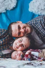 Bebe Em Uma Camisa Quadriculada Com Pai E Mae Bebe E Seus Pais Foto De Familia Encostar Nas Bochechas Um Do Outro Foto Premium
