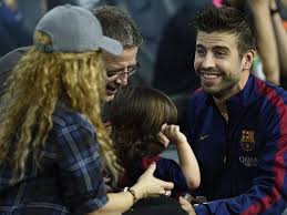 Shakira strips down in new promotional pictures for latest lp. Fc Barcelona Shakira Und Sohn Milan Besuchen Gerard Pique