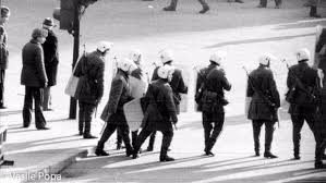 Magazin cu traditie in domeniul a tot ce inseamna muzica. RevoluÅ£ie 1989 Fotografii Document Din 21 Decembrie 1989 FÄcute Din Calea Victoriei De Deasupra Magazinului Muzica Exclusiv Realitatea Net