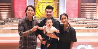 Juna juga mengungkap awal direkrut untuk menjadi bagian dari juri masterchef indonesia. Biasa Tampil Garang Ini Momen Lucu Chef Juna Main Bersama Anak Chef Arnold Merdeka Com