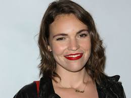 Beth Stelling's Moving Post About Abusive Relationship Inspires Fellow  Comedian to Come Forward