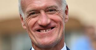 Le mouvements des gilets jaunes, les préparatifs de noël et… l'opération de didier deschamps. Didier Deschamps S Est Fait Refaire Les Dents Une Transformation Remarquable Purepeople