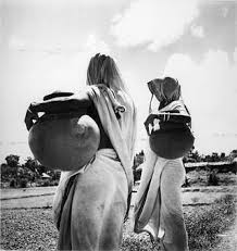 Bengali women fetching water from the well in earthenware… — PICRYL - Public Domain Media Search Engine