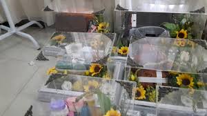 Tidak membutuhkan keahlian khusus untuk dapat menanam bunga jika anda memiliki tanaman bunga matahari, anda tidak perlu repot dan bingung dalam hal perawatan tanaman bunga ini. Seserahan Tema Bunga Matahari Dengan Tray Putih Youtube