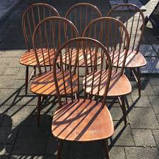 The contoured seat sits on four rounded, splayed legs with a back. Windsor Chair Midcentury Loft Massivholz 1 6 Bei Home Of Vintage