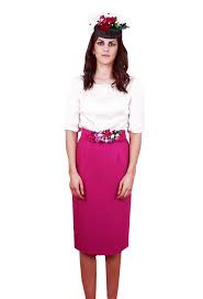 Incluso sin otros cambios de guardarropa, es posible parecer con mucha más clase gracias a meter elegantemente la camisa dentro. Conjunto Boda Comunion De Falda Midi Fucsia Y Blusa Blanca De