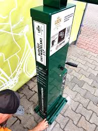 Bike Repair Station With Door Reparatur Fahrrad Luftpumpe