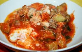 Per la ricetta delle uova strapazzate, zucchine e pancetta, mondate le zucchine, eliminate parte della polpa centrale, con i semi, e tagliate il verde a pezzetti. Zuppetta Di Zucchine Con Uova Ricette Della Nonna