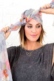 Accessoire coupe cheveux homme coiffure pour cheveux boucles avec. Comment Mettre Nouer Porter Foulard Cheveux