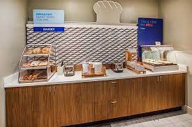 Bathhouse row and hot springs wax museum are also within 6 mi (10 km). Bakery Goods Fresh Hot Signature Cinnamon Rolls For Breakfast Bild Von Holiday Inn Express Amherst Hadley Tripadvisor