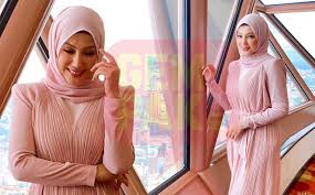 Erra fazira was born on february 9, 1974 in sungai choh, rawang, selangor, malaysia as fazira wan chek. Erra Fazira Sedia Berkahwin Lagi Bukan Tak Ada Orang Merisik Khabar Tapi Gempak