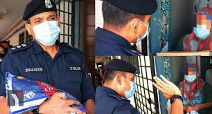 Ketua polis daerah klang selatan, asisten komisioner shamsul amar ramli berkata, pihaknya berjaya memberkas lima remaja terbabit yang berusia lingkungan 15 hingga 16 tahun dengan bantuan ibu pejabat polis daerah (ipd) gombak. Ibu Terdesak Mencuri Demi Anak Yang Demam Ketua Polis Pj Tampil Hulur Bantuan Yoy Network