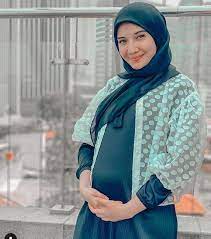 Dalam foto yang dibagikan pada rabu (31/3/2021), terlihat kakak shireen sungkar tengah berbaring di meja operasi. 2 Months Pregnant Zaskia Sungkar Shows Off A Baby Bump